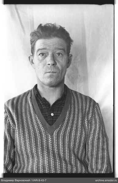Porträt eines Mannes in Pullover und Hemd