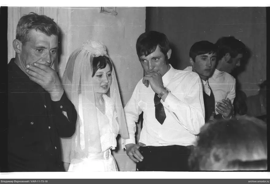 Gruppenporträt mit Frau im Hochzeitskleid