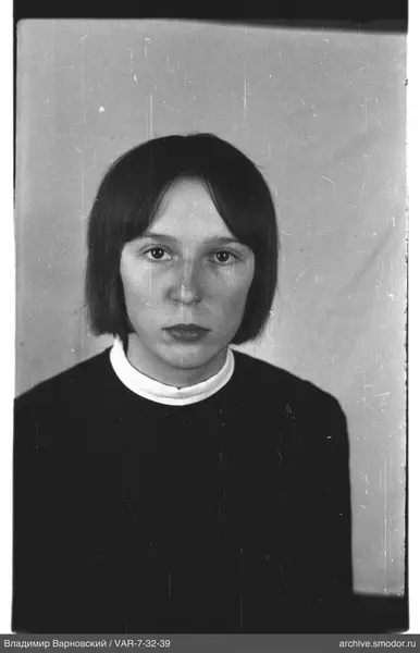 Porträt einer Frau mit kurzen Haaren