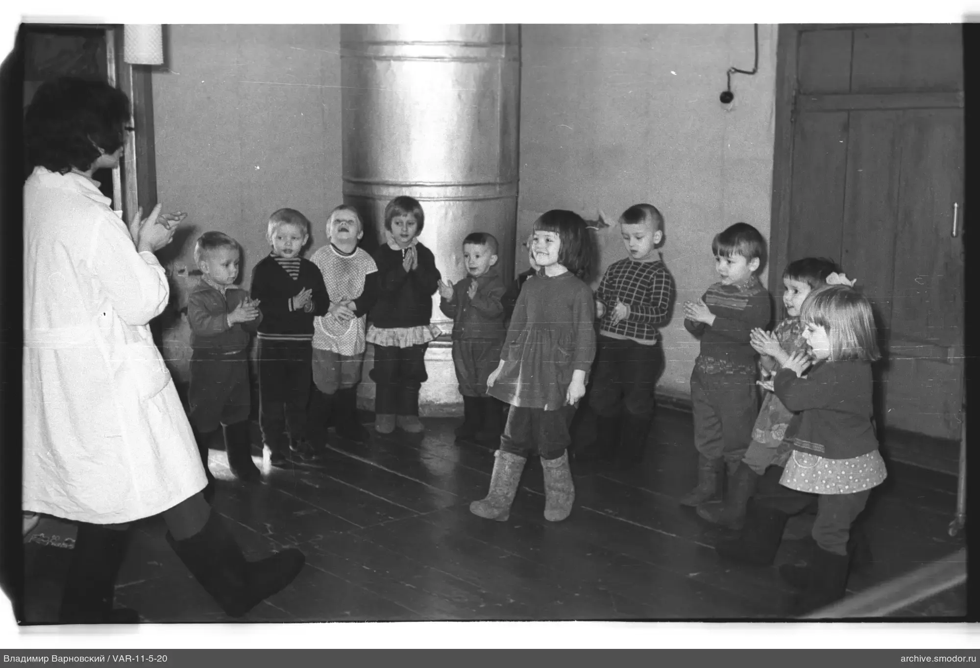 Frau und Kinder bei einer Veranstaltung