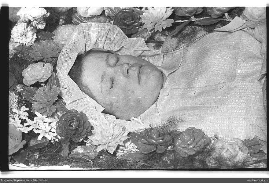 Porträt einer liegenden Person mit Blumen
