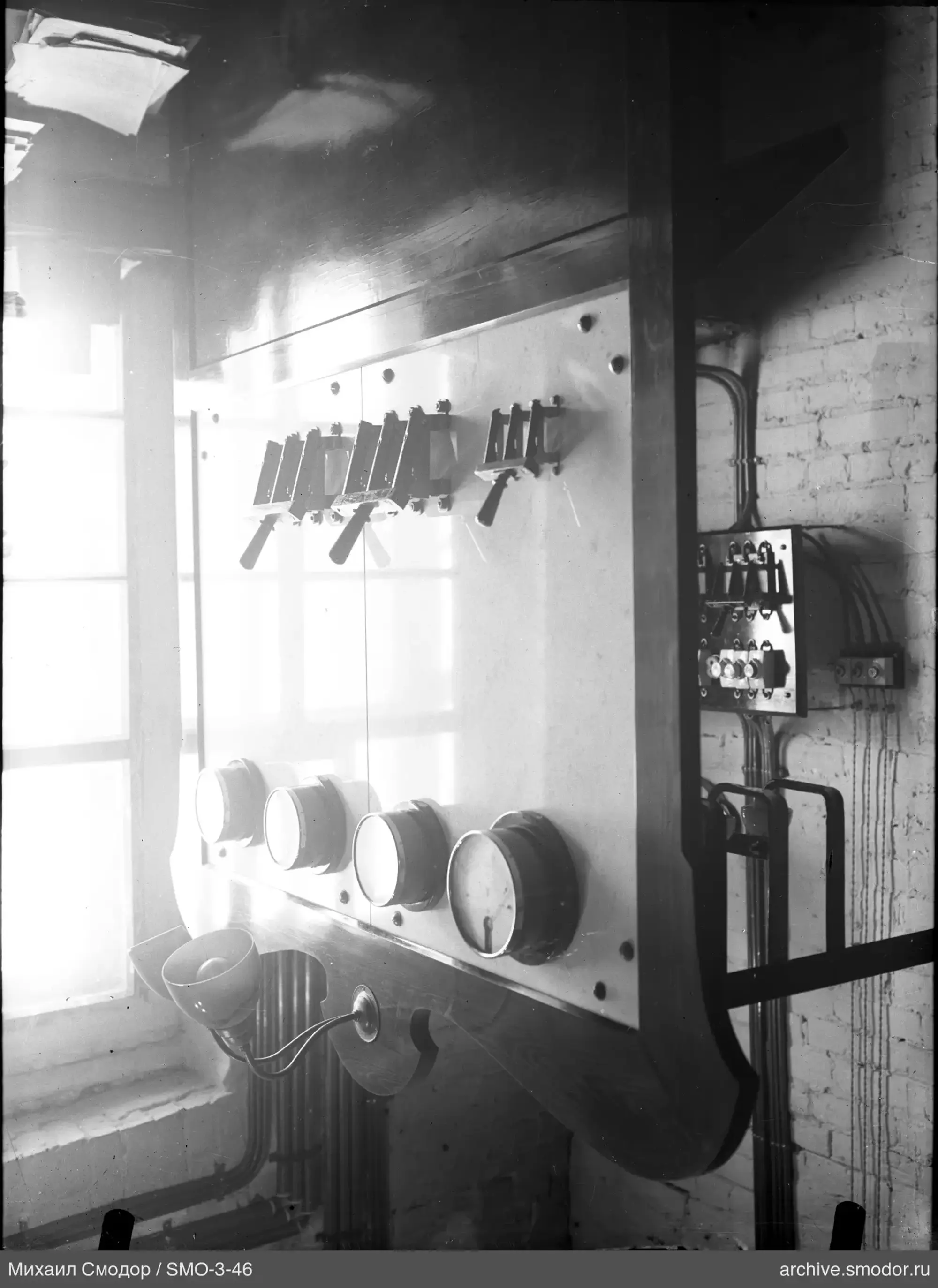 Elektrisches Bedienfeld mit Hebeln und Messgeräten