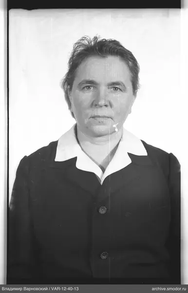 Porträt einer Frau in dunkler Jacke