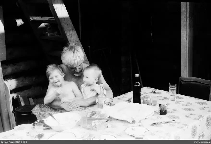 Mann mit Kindern am Tisch