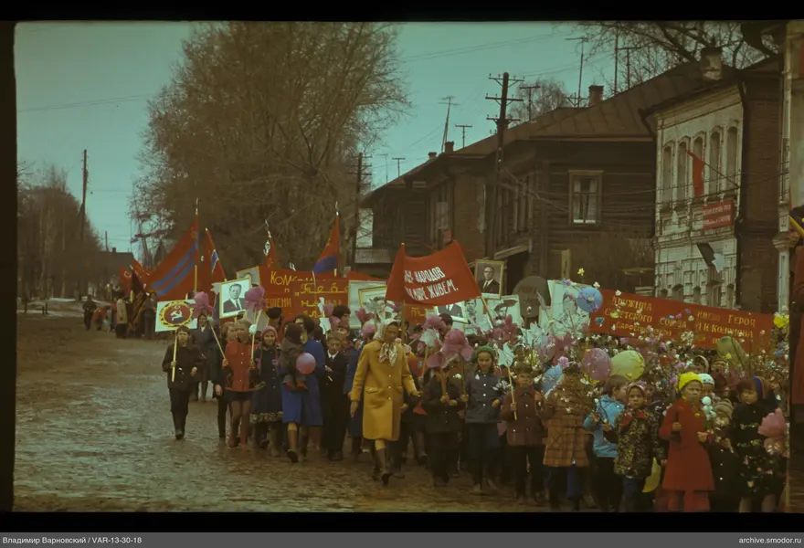 Gruppe von Kindern und Erwachsenen auf der Straße