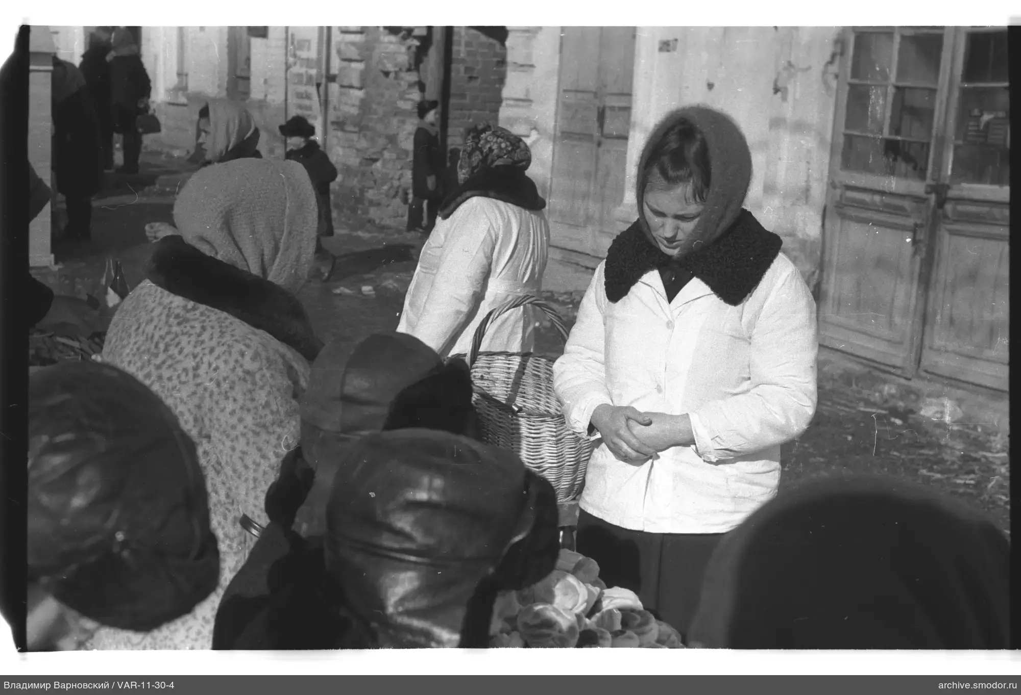 Frauen mit Brot vor einem Gebäude