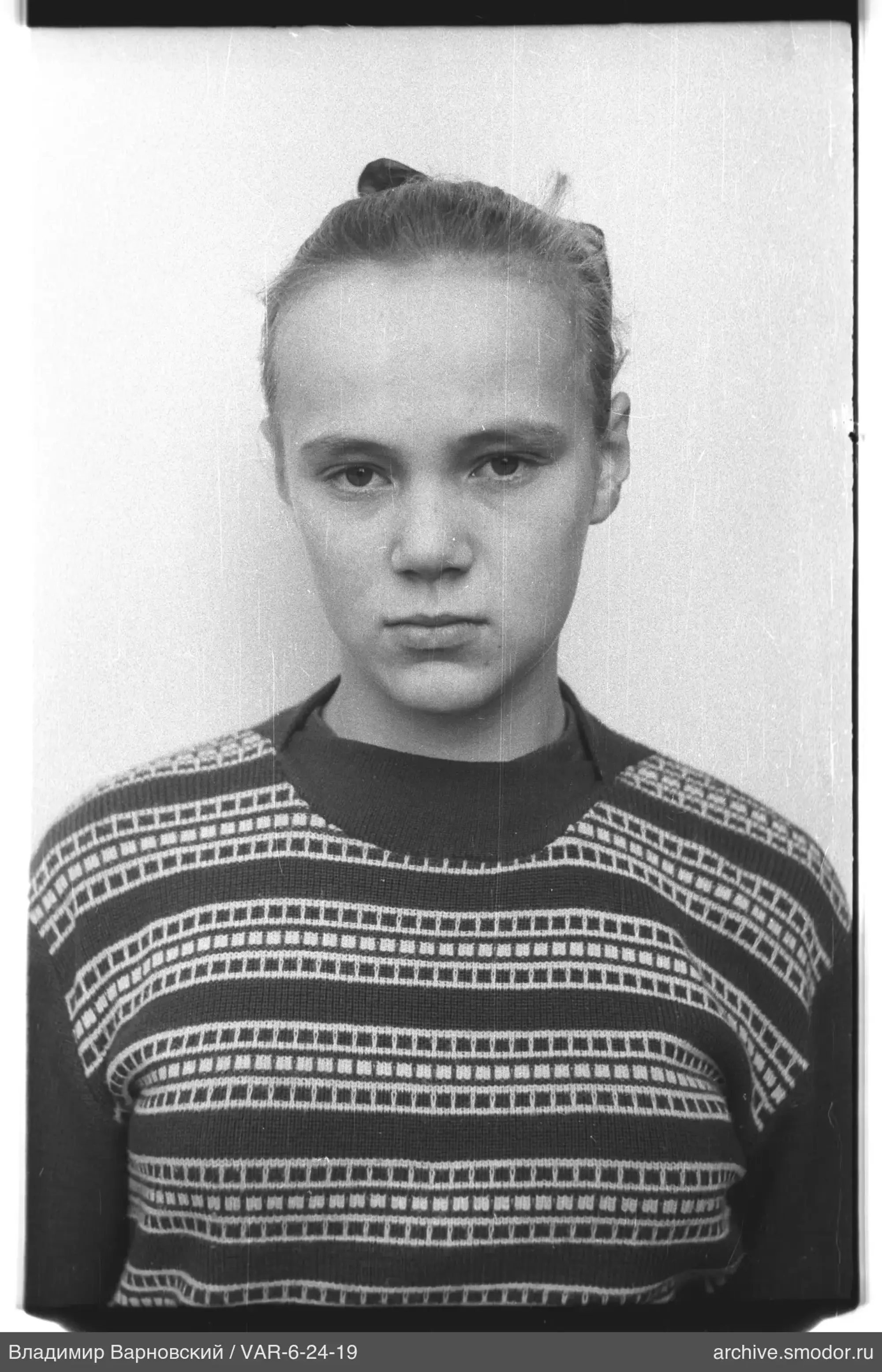 Портрет женщины с пучком и геометрическим свитером