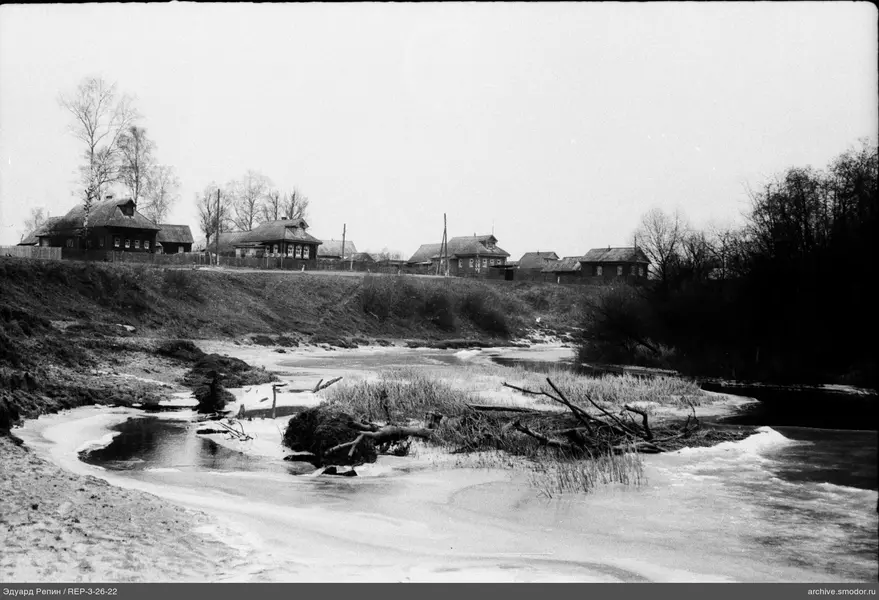 Fluss mit teilweise zugefrorener Oberfläche