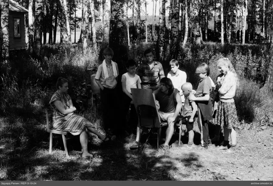 Gruppe von Kindern und Frau im Freien