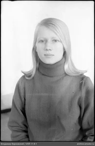 Porträt einer Frau in dunklem Pullover