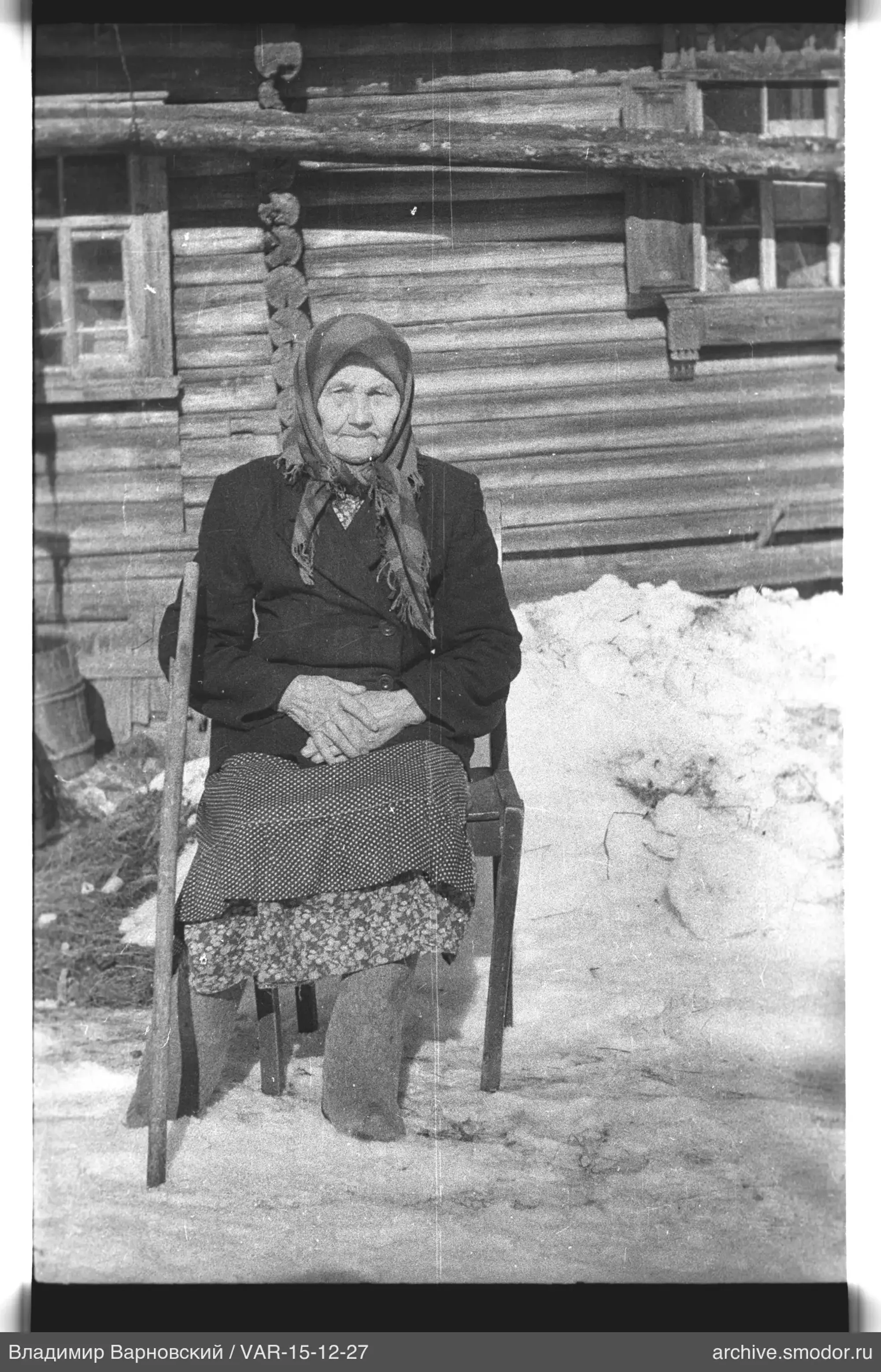 Porträt einer älteren Frau im Schnee