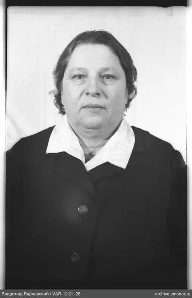 Porträt einer Frau in dunkler Jacke