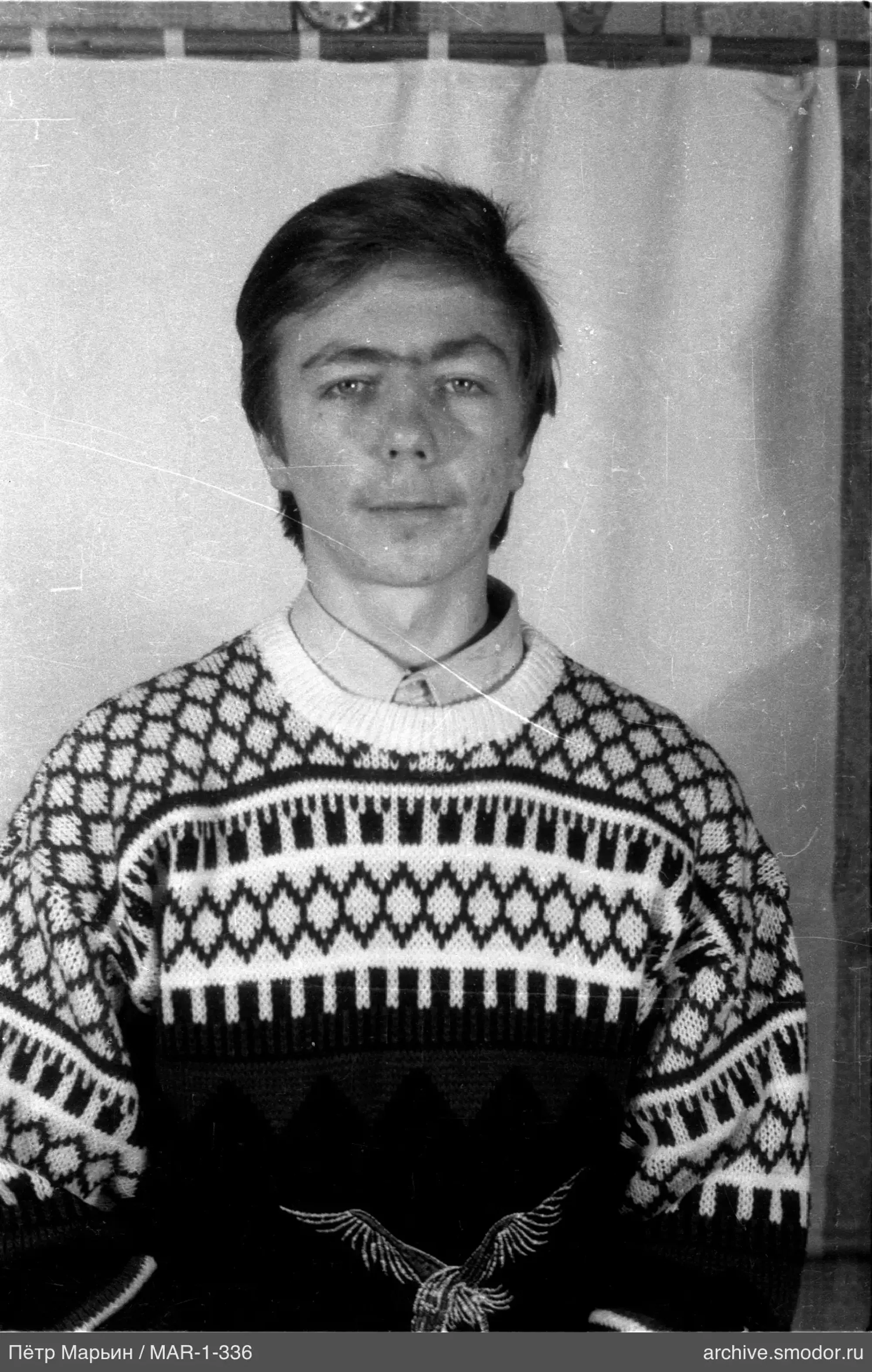 Портрет мужчины в светлой рубашке и свитере