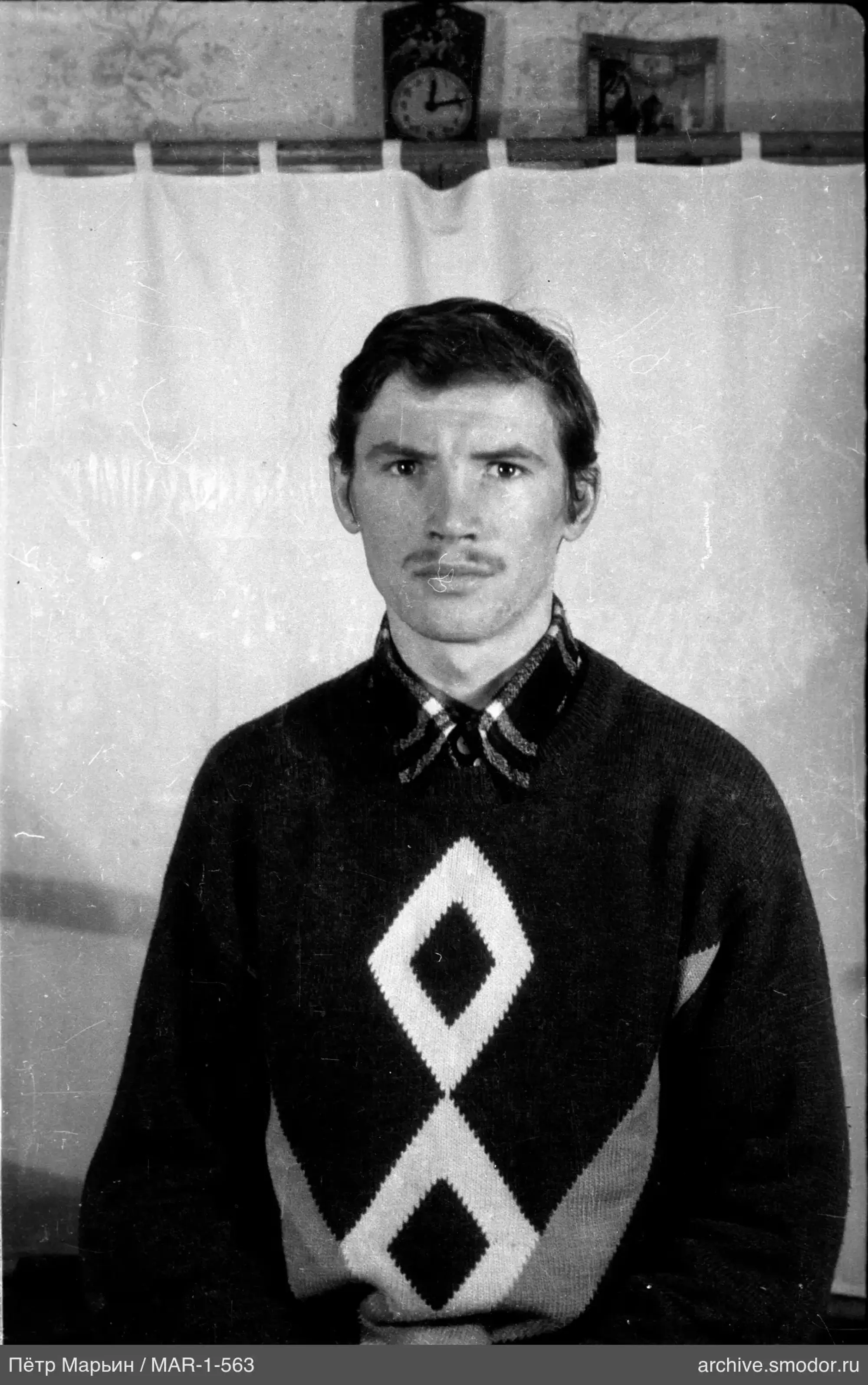 Портрет мужчины в свитере и рубашке