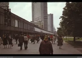 Straße mit Menschen und Gebäuden