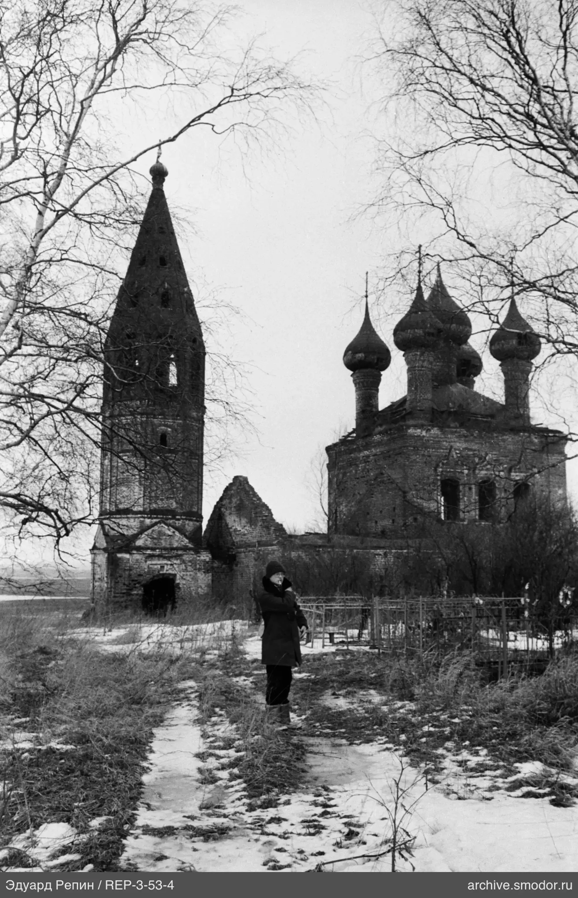 Мужчина у разрушенной церкви