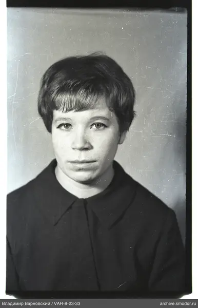Porträt einer Frau mit kurzen Haaren