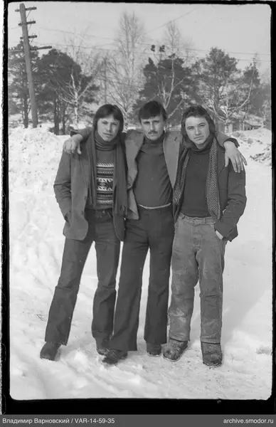 Gruppenporträt von Männern im Schnee