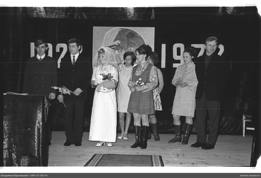 Gruppenporträt auf Bühne mit den Jahren 1922 und 1972