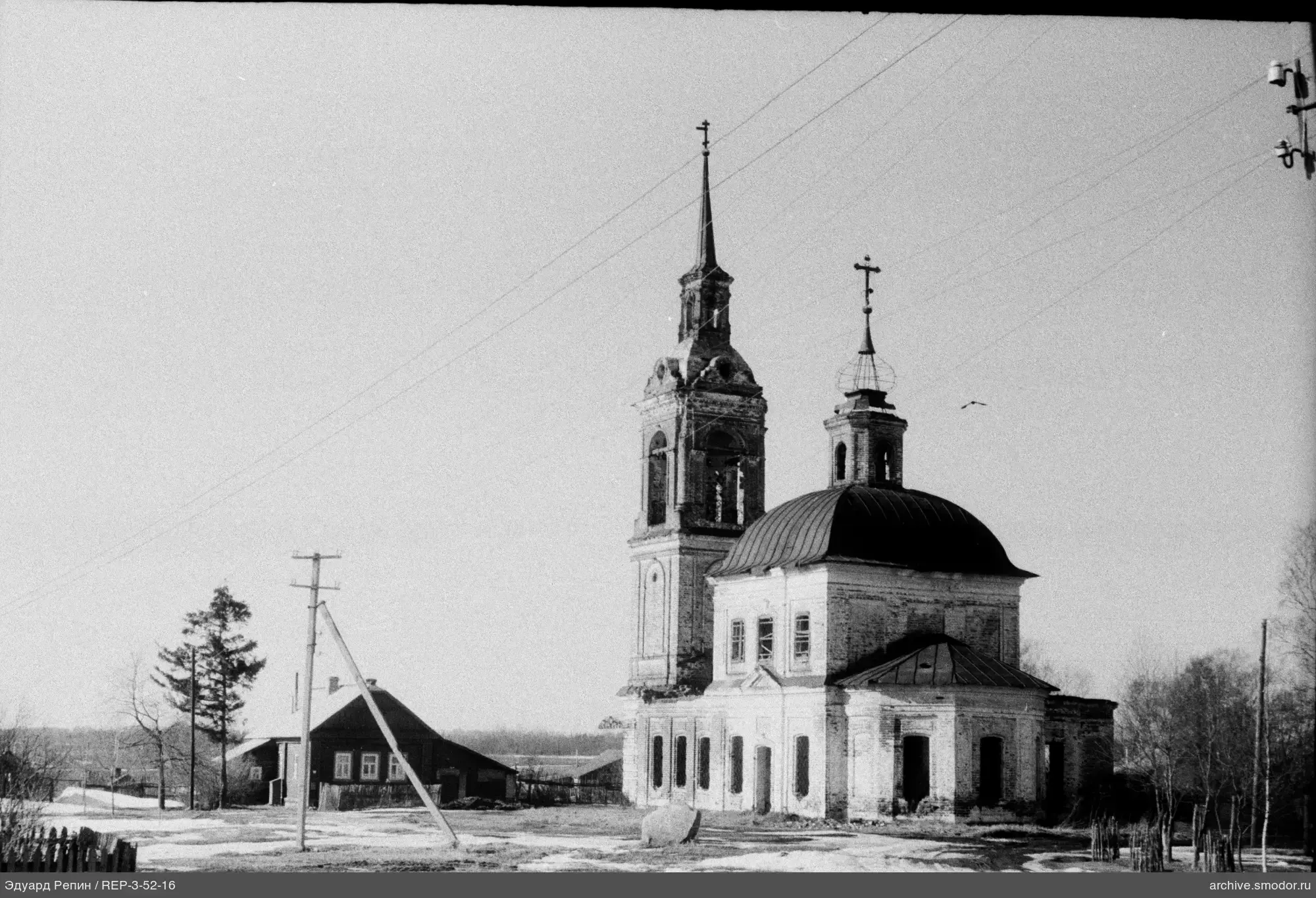 Каменная церковь с двумя башнями