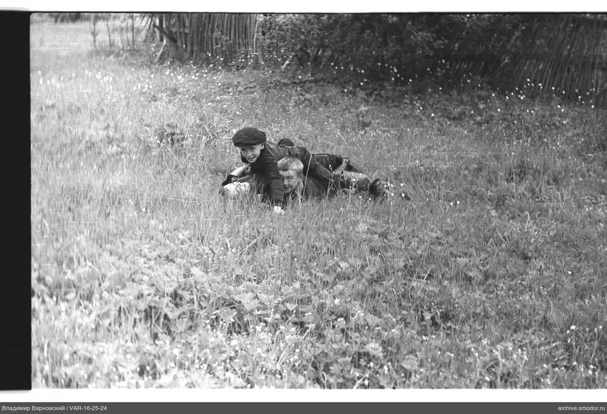 Zwei Jungen auf dem Gras