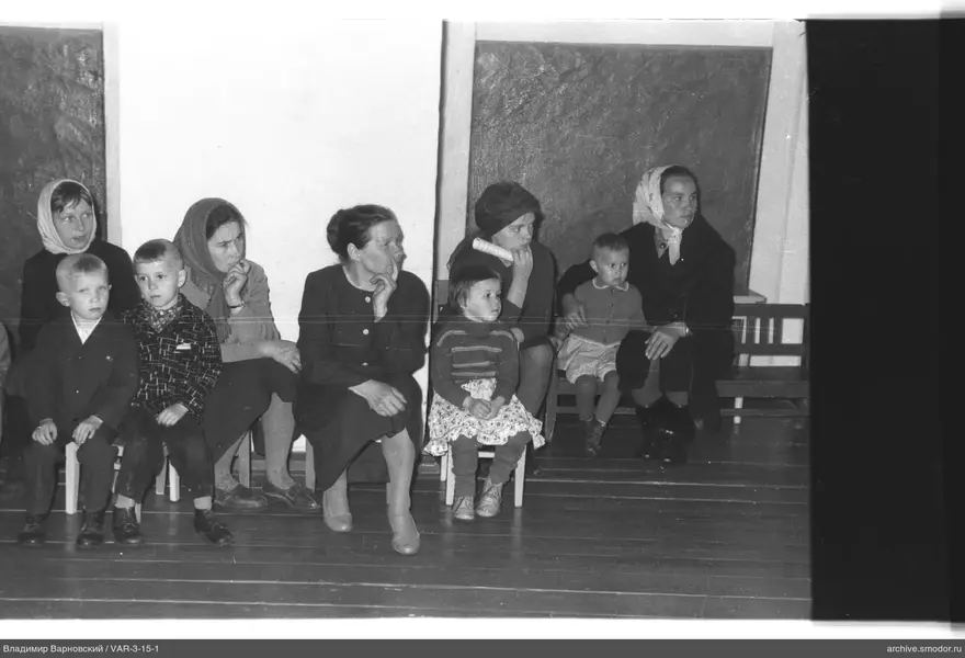 Gruppenporträt von Frauen und Kindern