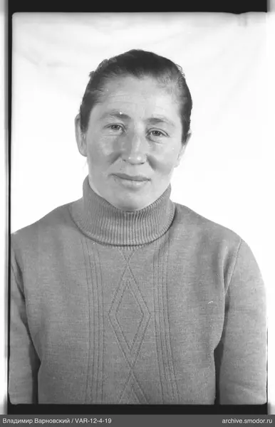 Porträt einer Frau in hellem Pullover