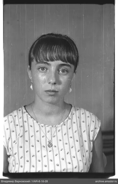 Porträt einer Frau in heller Bluse