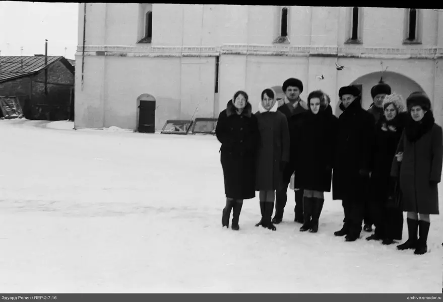 Gruppe im Schnee vor Gebäude mit gewölbtem Durchgang