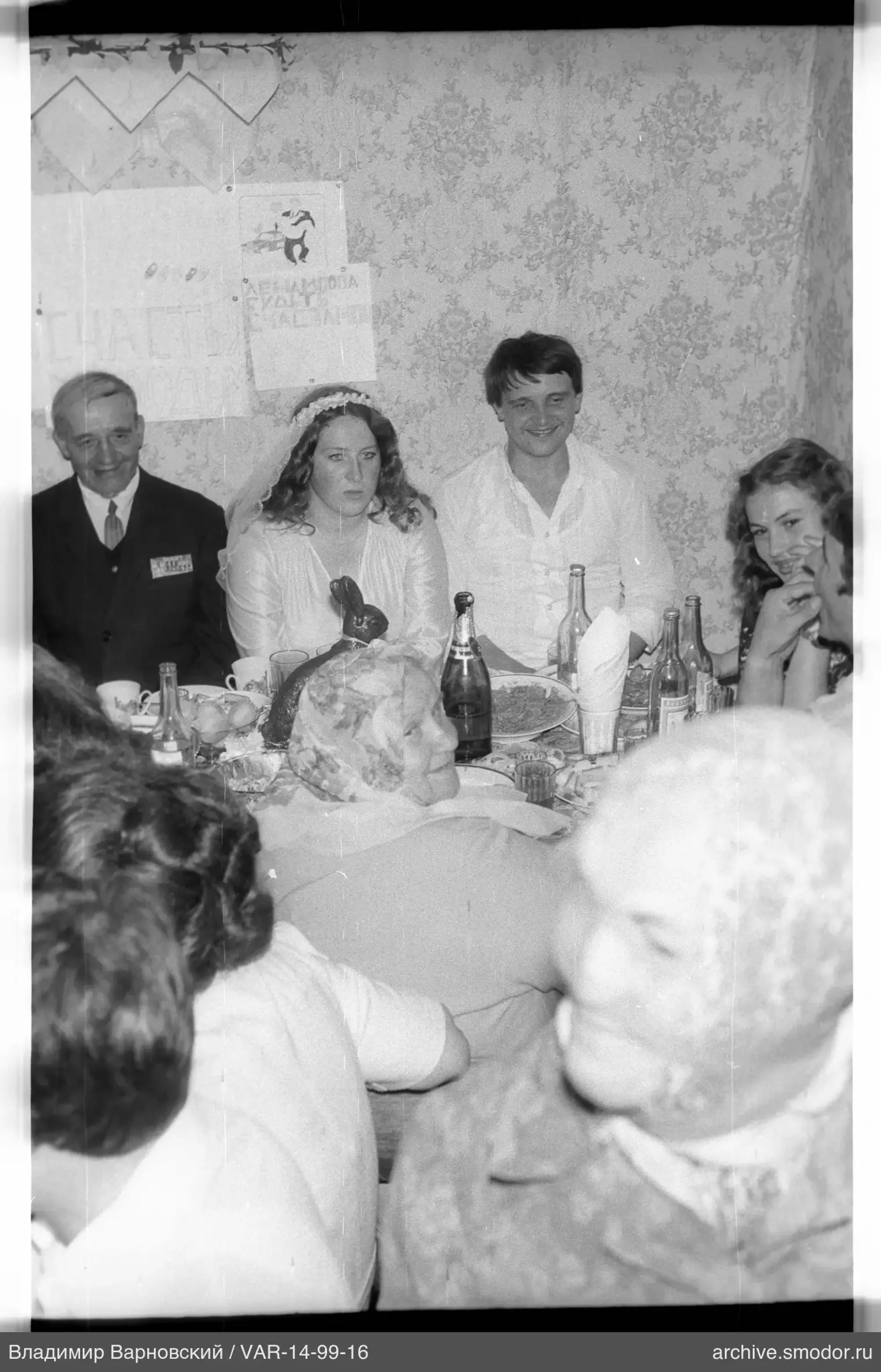 Gruppenporträt am Tisch