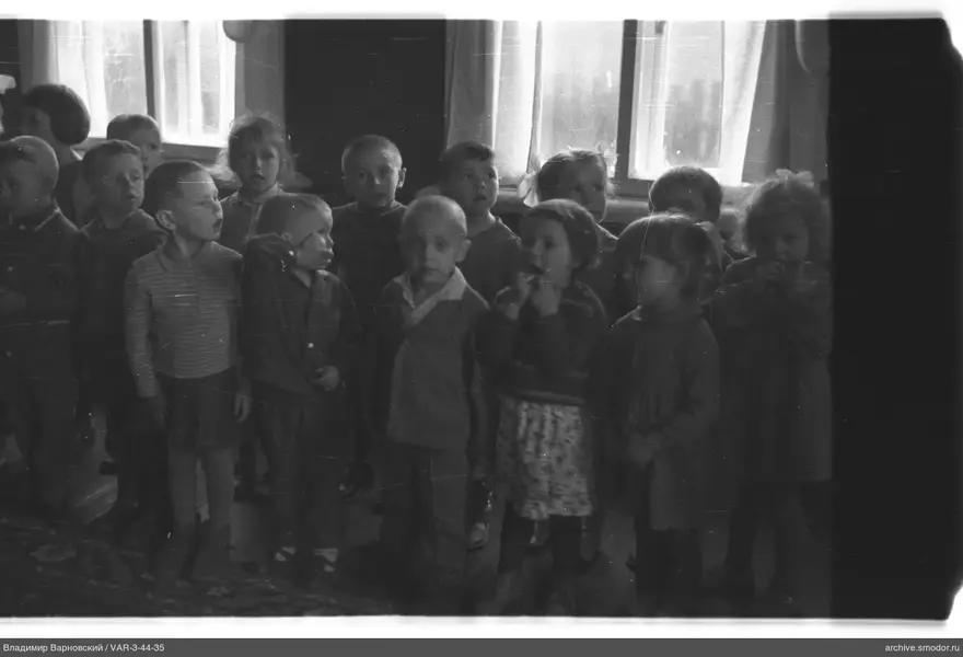 Gruppenporträt von Kindern im Raum