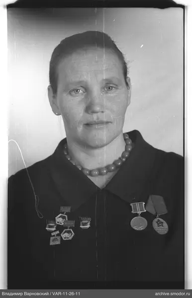 Porträt einer Frau mit Medaillen und Abzeichen