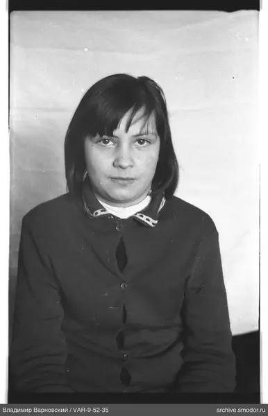 Porträt einer Frau in dunklem Cardigan