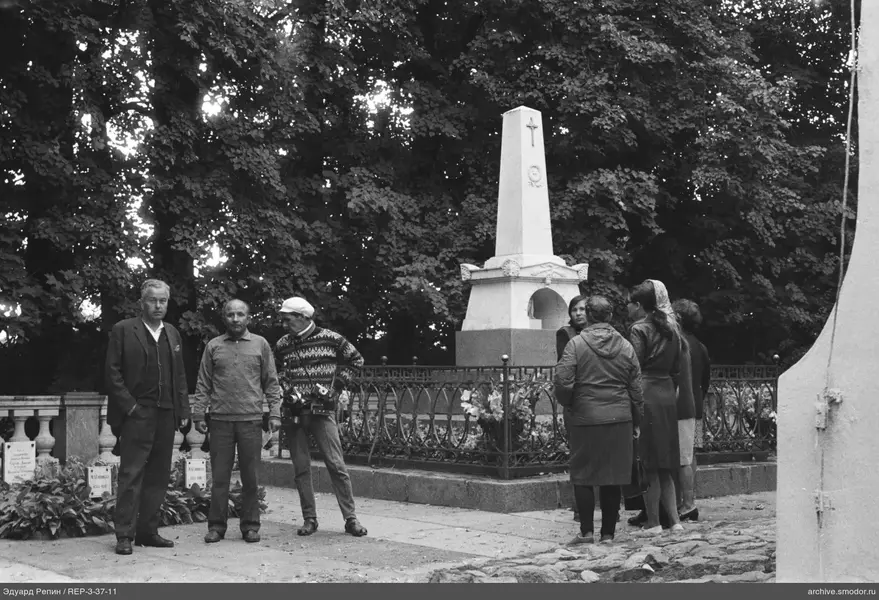 Gruppe von Menschen am Denkmal