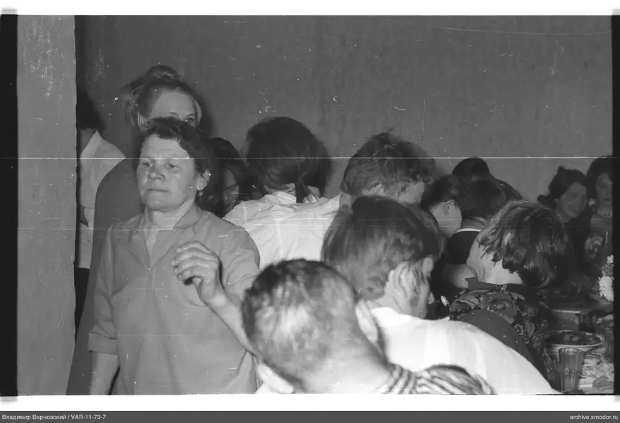 Женщина в светлой рубашке на мероприятии