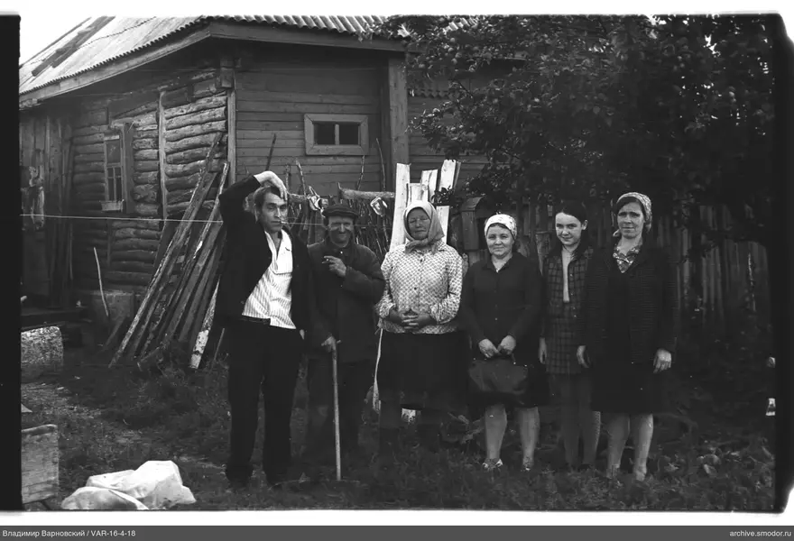 Gruppenporträt vor einem Holzhaus