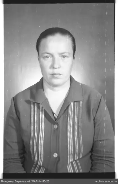 Портрет женщины в тёмном кардигане
