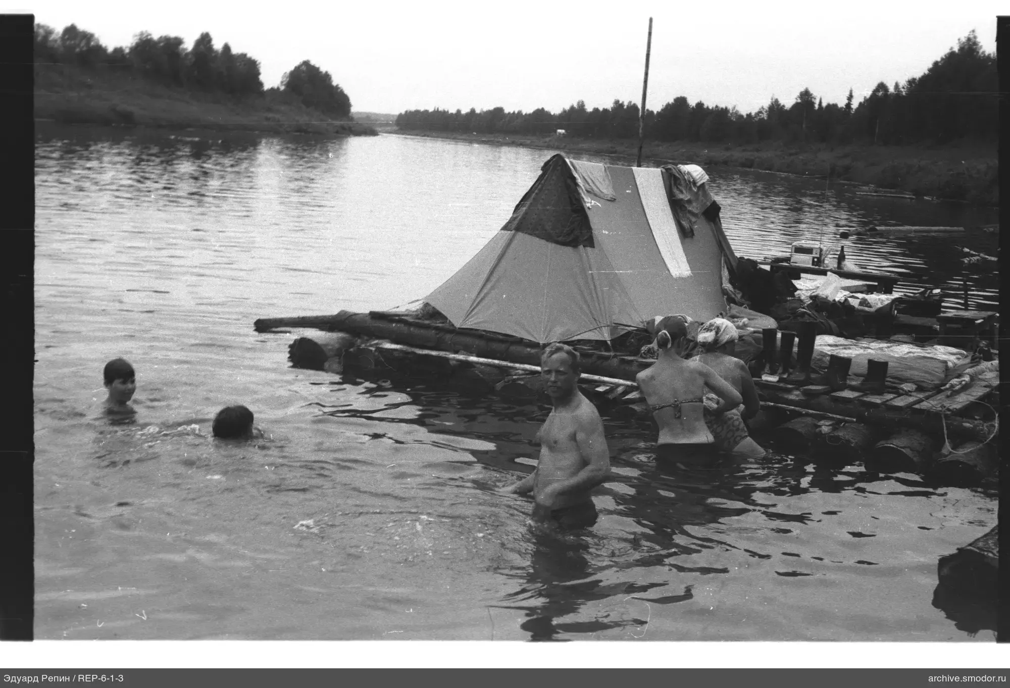 Пять человек в воде у плота с палаткой