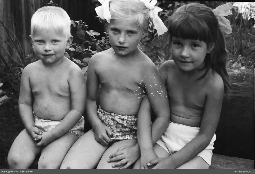 Gruppenporträt von Kindern auf einer Bank