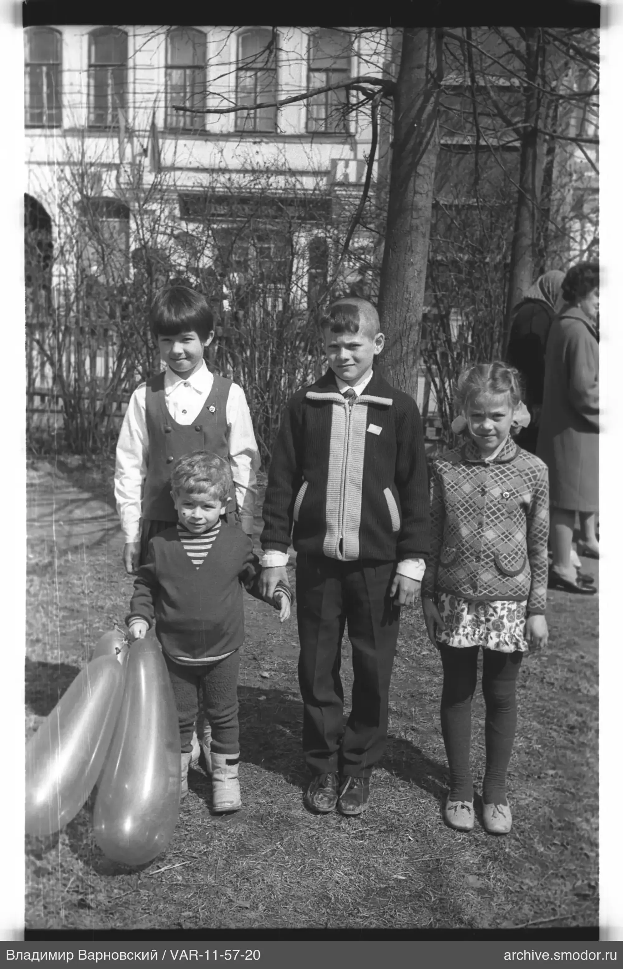 Gruppenporträt von Kindern und Frauen