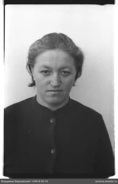 Porträt einer Frau vor hellem Hintergrund