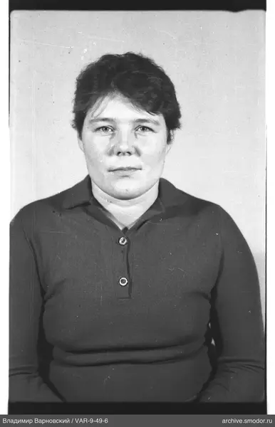Porträt einer Frau in dunklem Pullover
