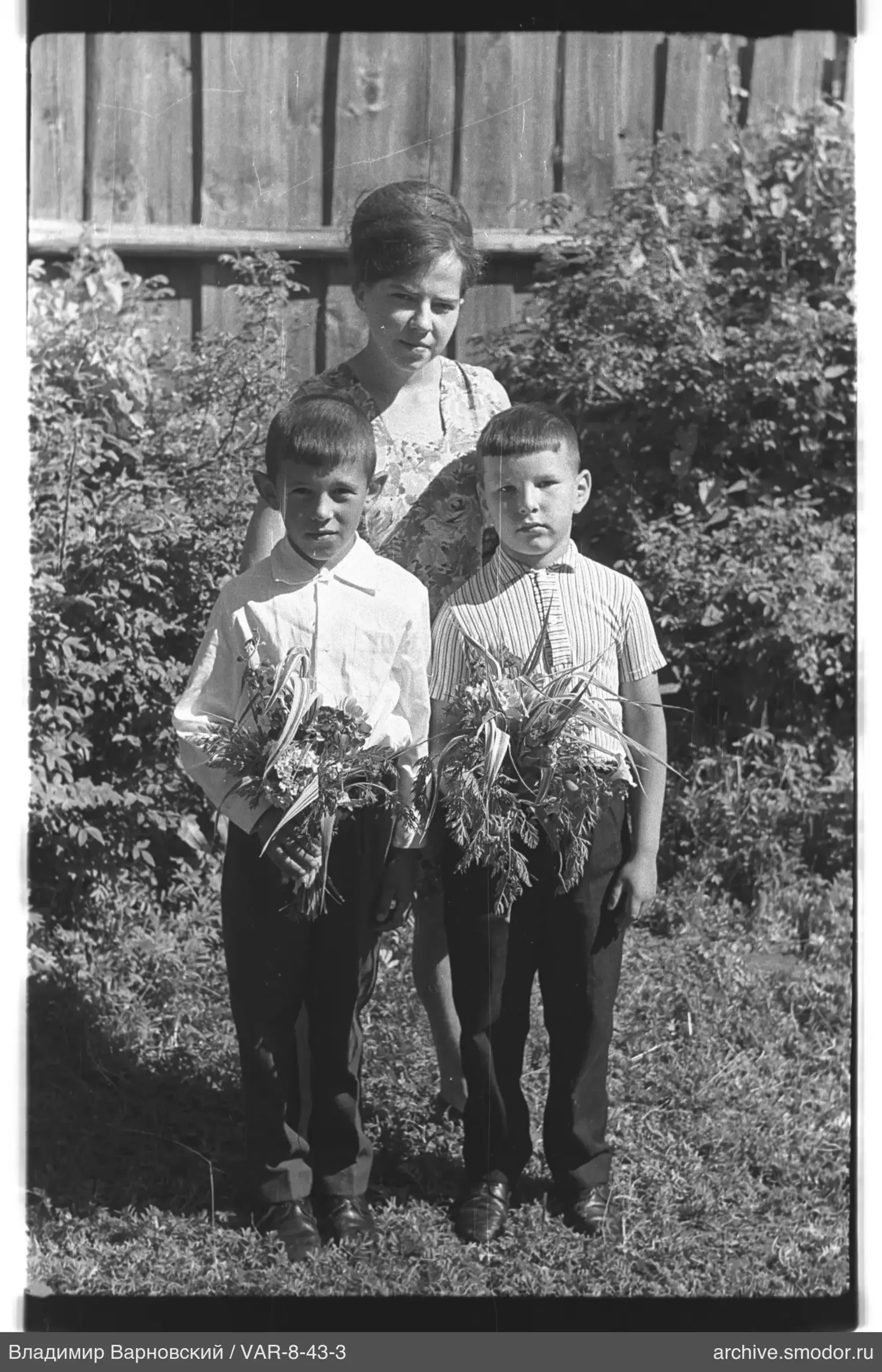 Gruppenporträt mit Blumensträußen