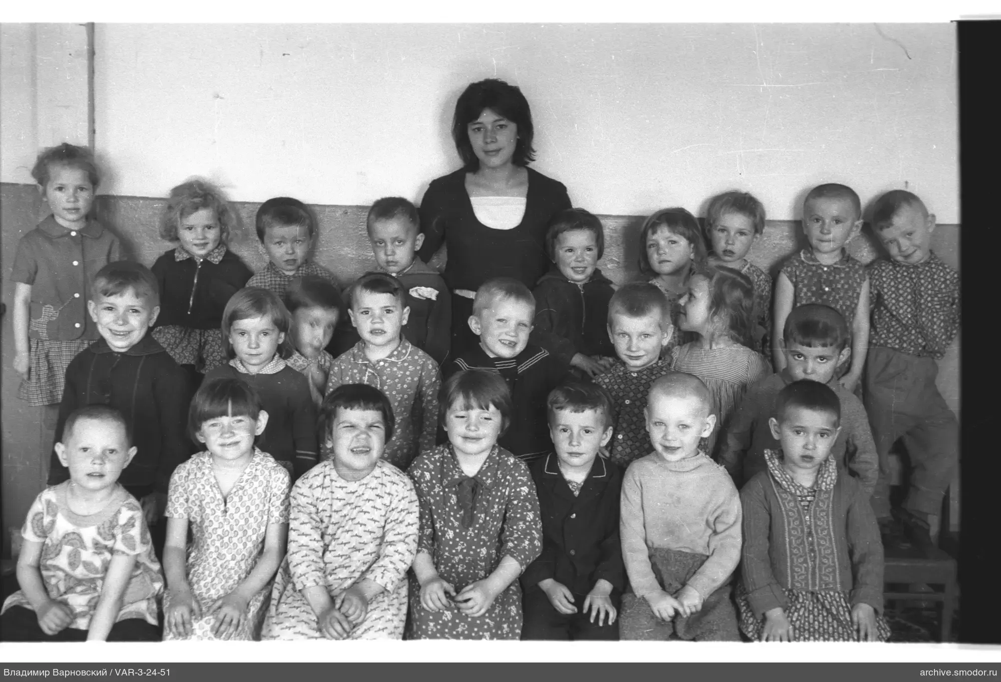 Gruppenporträt von Kindern und Frau