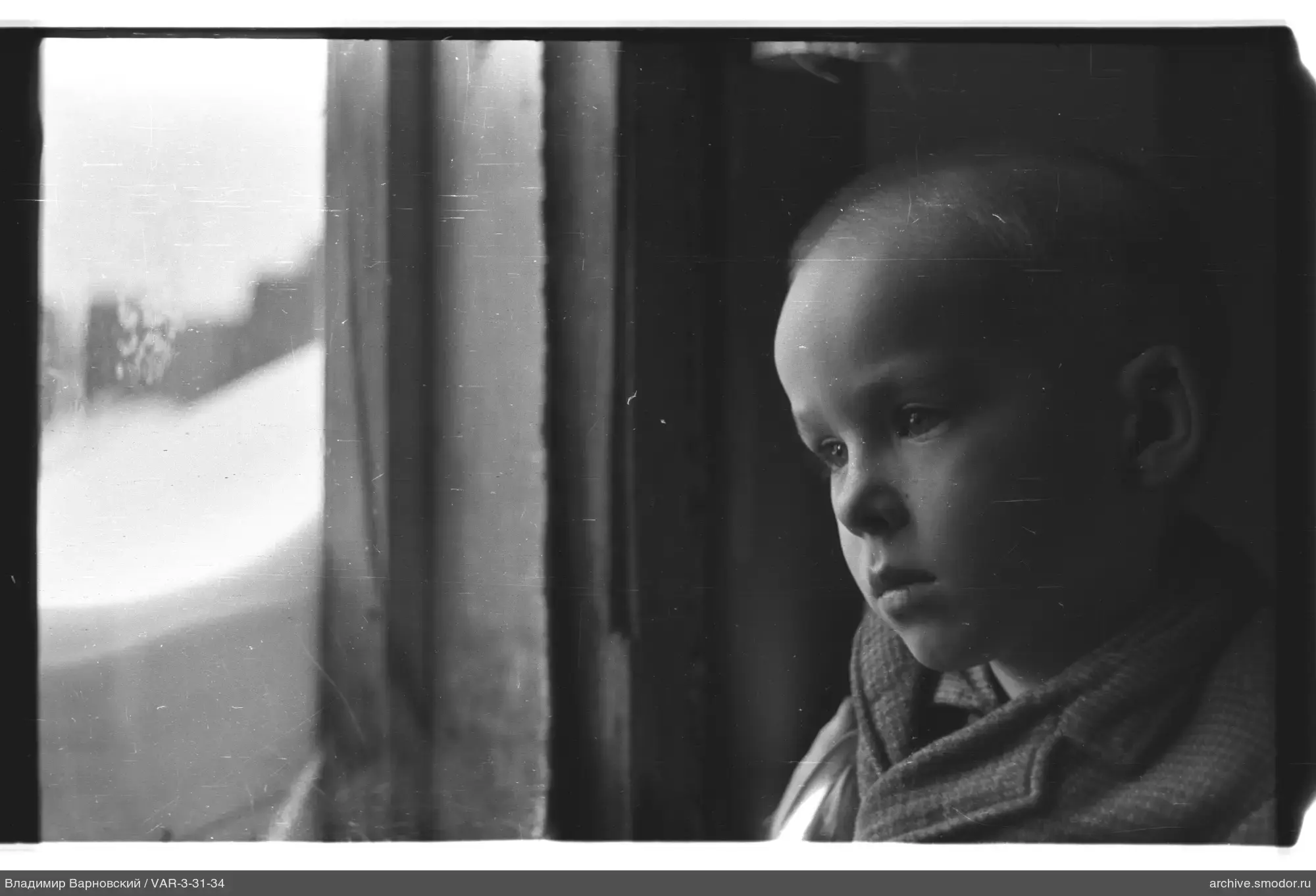 Porträt eines Jungen am Fenster