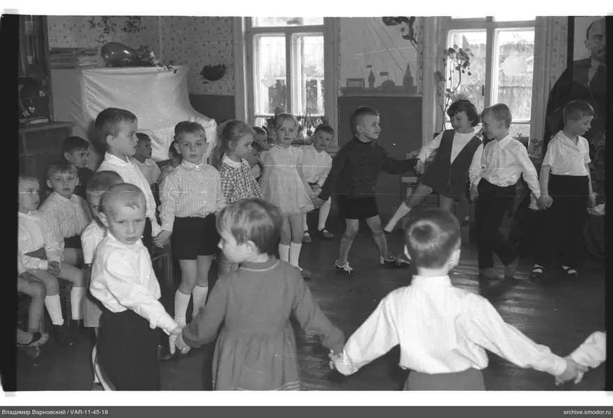 Kinder im Kreis im Raum