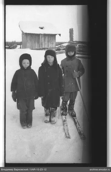 Drei Kinder im Schnee