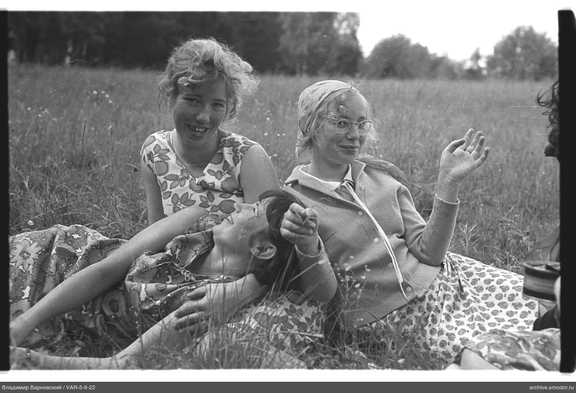 Gruppenporträt von Frauen auf dem Gras