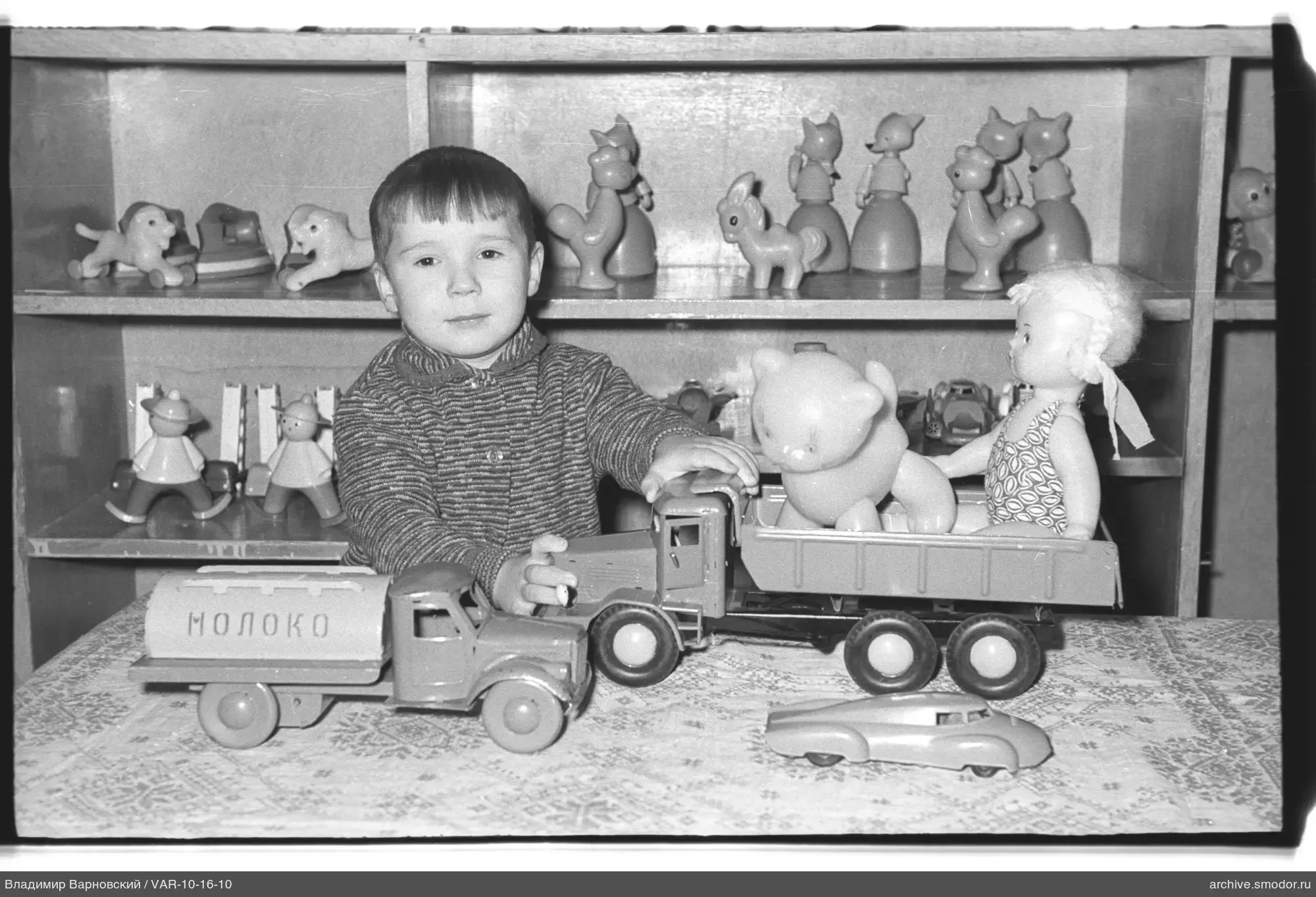 Kind mit Spielzeugautos