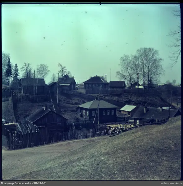Holzhäuser und unbefestigte Straße